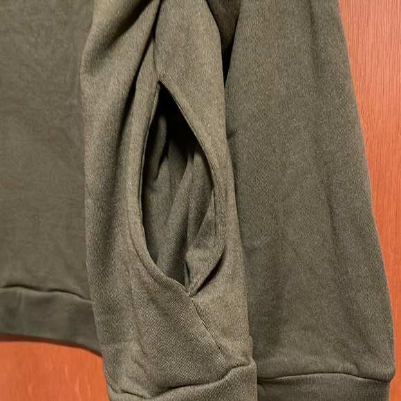 ⭐️Olive green sweatshirt with pockets.  Size XL - Picture 4 of 4